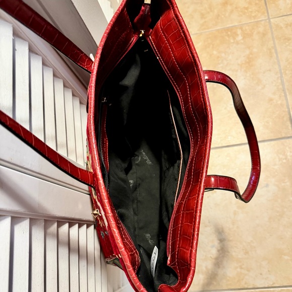 This stunning tote by Mellow World is the perfect accessory for any occasion.